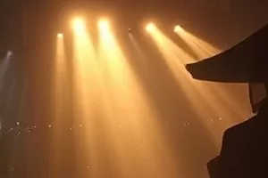 悬疑剧集《雾港十二夜》雨夜码头定格画面